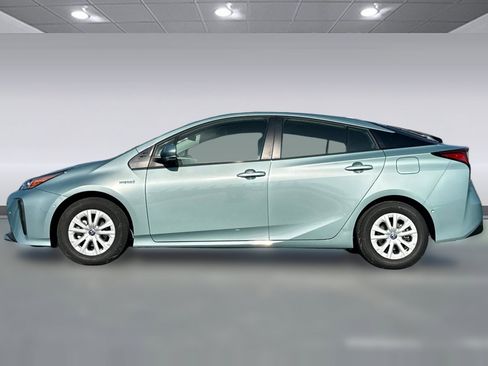 Used 2022 Toyota Prius LE image 2