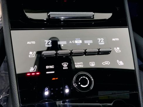 Used 2025 Porsche Cayenne image 37