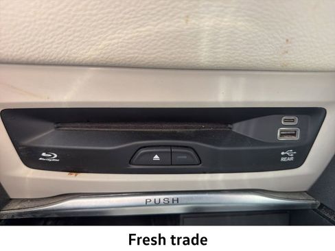 Used 2023 Chrysler Pacifica Limited w/ Uconnect Theater Family Group image 23