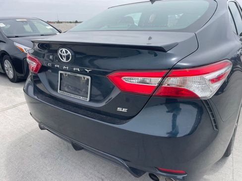 Used 2020 Toyota Camry SE w/ Convenience Package FWD image 4