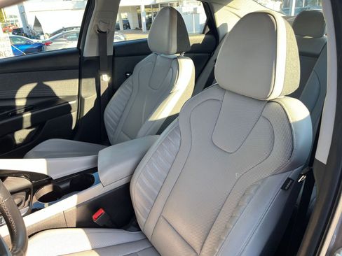 Used 2025 Hyundai Elantra Limited image 29