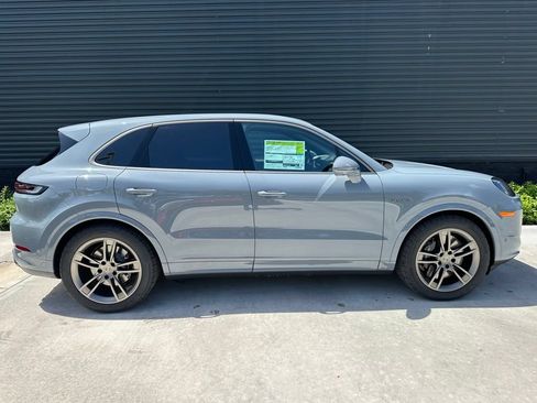 Certified 2025 Porsche Cayenne Turbo AWD/4WD image 8