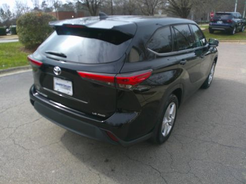 Used 2022 Toyota Highlander LE image 13