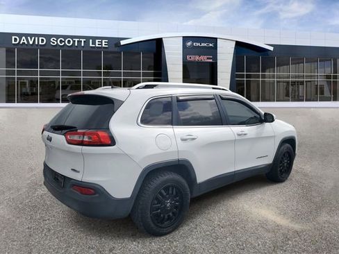 Used 2018 Jeep Cherokee Latitude Plus w/ Comfort/Convenience Group FWD image 4