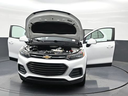 Used 2022 Chevrolet Trax LS w/ Tint and Cruise Package AWD/4WD image 38