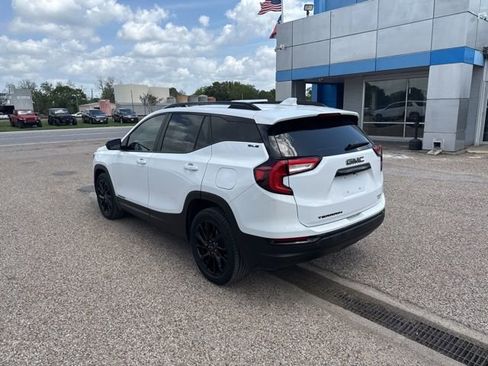 Used 2024 GMC Terrain SLE w/ Driver Convenience Package image 8