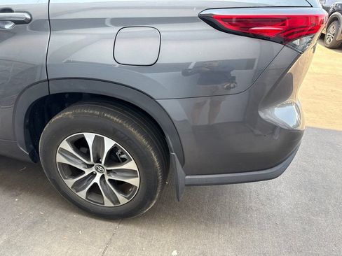 Used 2023 Toyota Highlander XLE FWD image 3