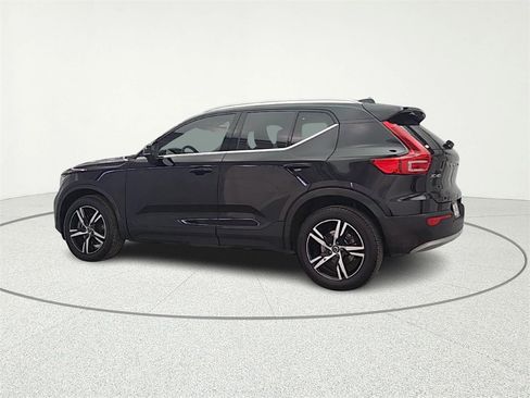 Used 2023 Volvo XC40 B5 Plus image 5
