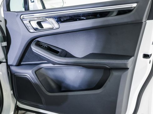 Certified 2023 Porsche Macan image 27