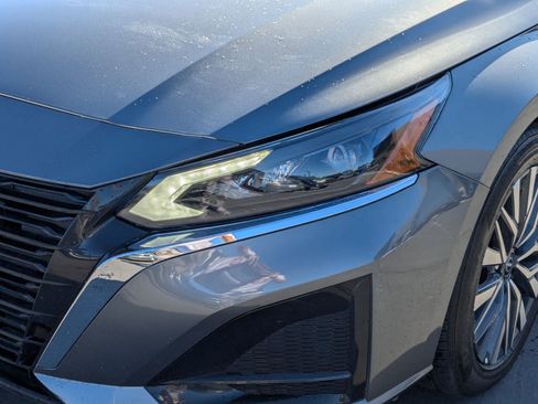 Used 2025 Nissan Altima 2.5 SV FWD image 12