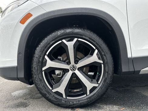 Certified 2025 Volkswagen Tiguan SE FWD image 11