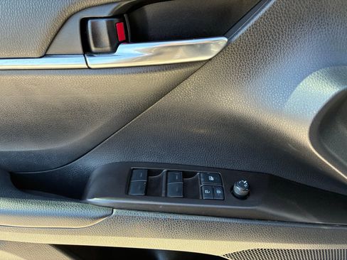 Used 2022 Toyota Camry SE w/ Convenience Package image 5