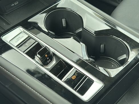 Used 2025 Volkswagen Atlas SE image 25