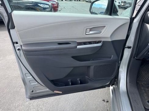 Used 2021 Toyota Sienna XLE AWD/4WD image 32