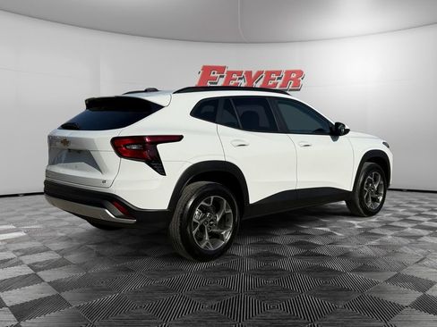 Used 2025 Chevrolet Trax LT FWD image 5