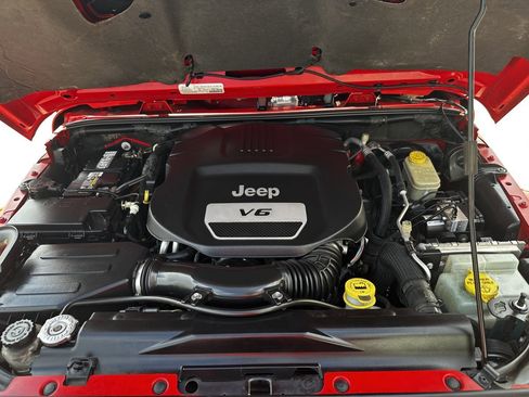 Used 2015 Jeep Wrangler Unlimited Rubicon image 37