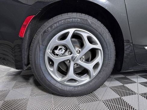 Used 2023 Chrysler Pacifica Limited image 33