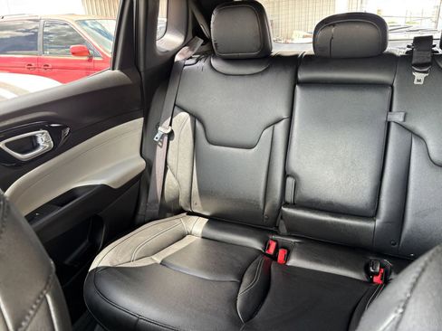 Used 2025 Jeep Compass Limited image 40