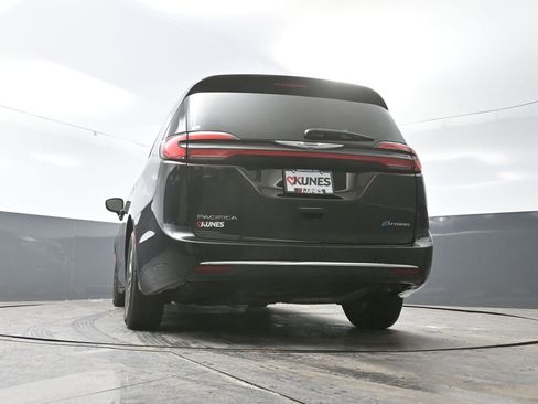 Used 2024 Chrysler Pacifica Select image 56