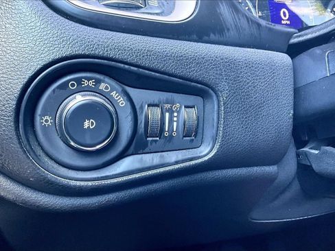 Used 2016 Jeep Renegade Latitude w/ Cold Weather Group AWD/4WD image 26