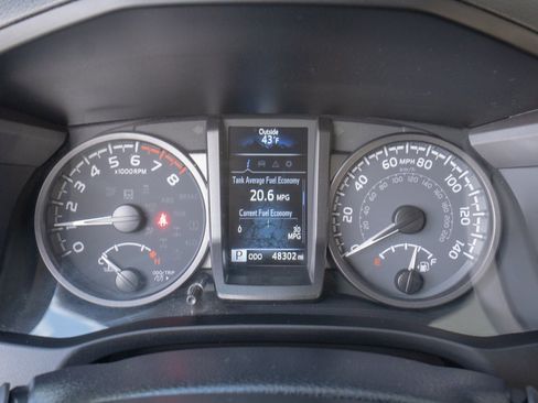 Used 2022 Toyota Tacoma TRD Off-Road image 13