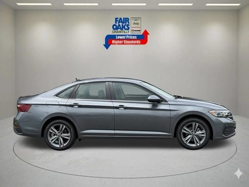 Used 2024 Volkswagen Jetta SE FWD image 4
