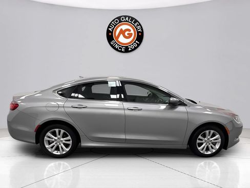 Used 2017 Chrysler 200 Limited Platinum FWD image 2