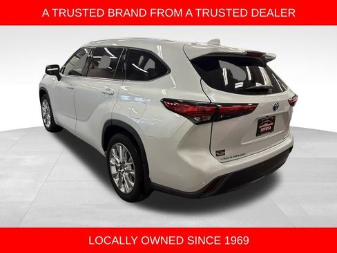 Used 2023 Toyota Highlander Limited image 3