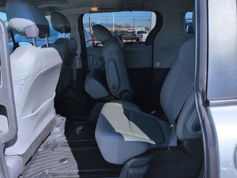 Used 2021 Toyota Sienna XLE image 25
