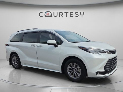 Used 2025 Toyota Sienna XLE FWD image 7