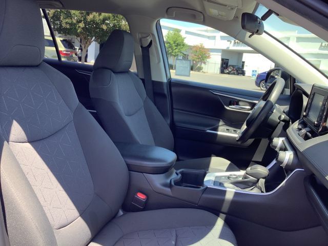Used 2022 Toyota RAV4 XLE AWD/4WD image 36