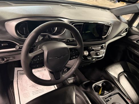Used 2023 Chrysler Pacifica Touring-L w/ S Appearance Package FWD image 40
