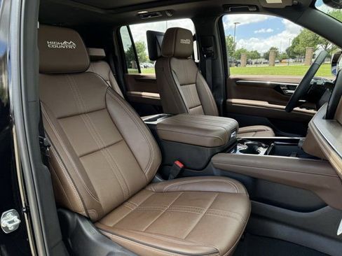 Used 2026 Chevrolet Suburban High Country AWD/4WD image 34