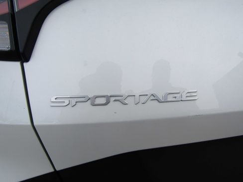 Used 2024 Kia Sportage LX image 8