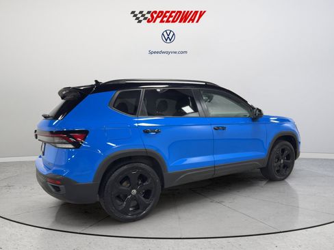 Used 2025 Volkswagen Taos SE AWD/4WD image 5