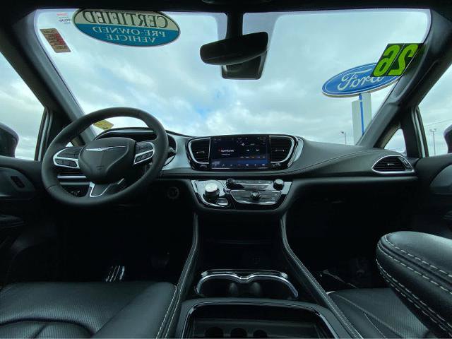 Used 2026 Chrysler Pacifica Limited FWD image 25