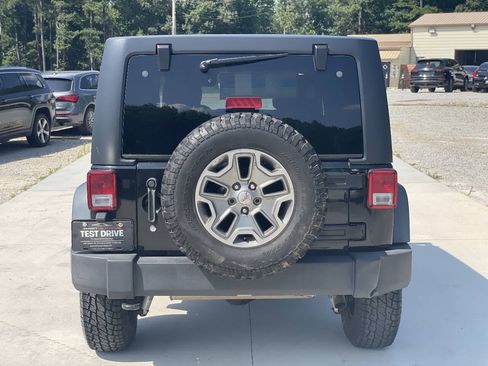 Used 2015 Jeep Wrangler Unlimited Rubicon w/ Connectivity Group AWD/4WD image 7