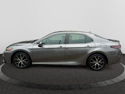 Used 2024 Toyota Camry SE image 2