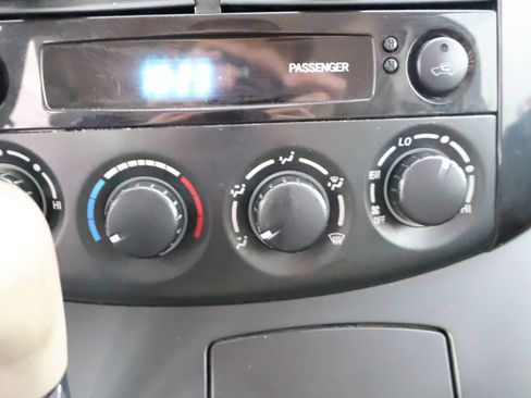 Used 2004 Toyota Sienna LE FWD image 38