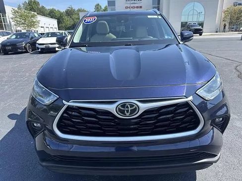 Used 2021 Toyota Highlander XLE FWD image 2