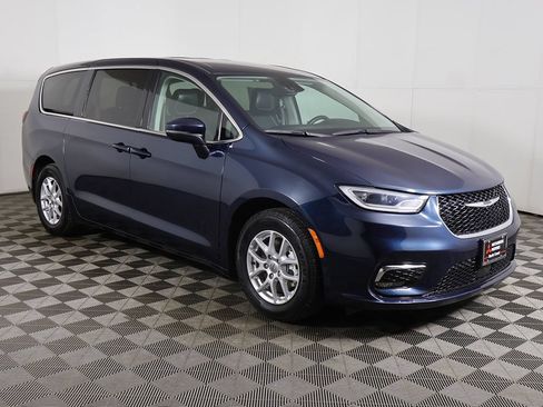 Used 2023 Chrysler Pacifica Touring-L FWD image 2