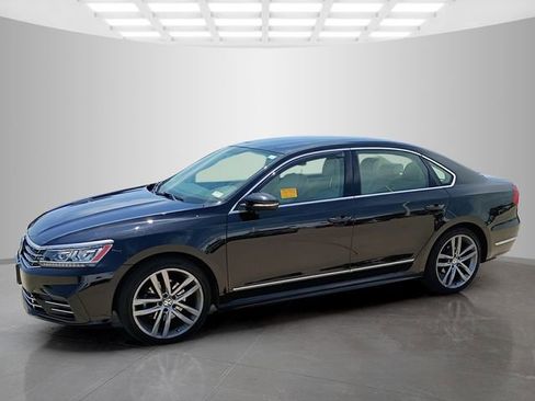 Used 2016 Volkswagen Passat 1.8T R-Line w/ R-Line Lighting Package FWD image 4