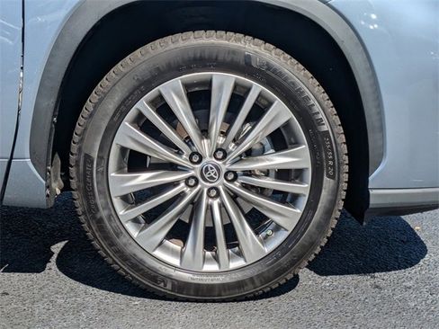 Used 2021 Toyota Highlander Platinum image 11