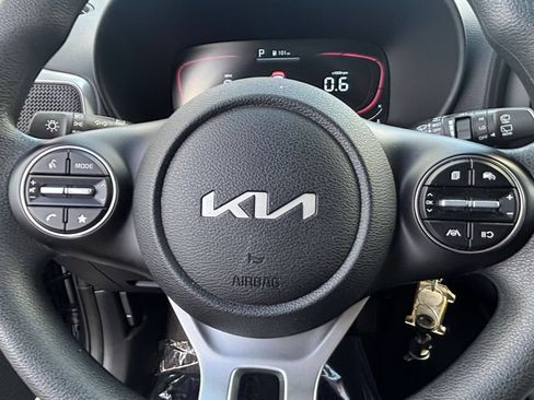 Used 2025 Kia Soul LX w/ LX Technology Package FWD image 26