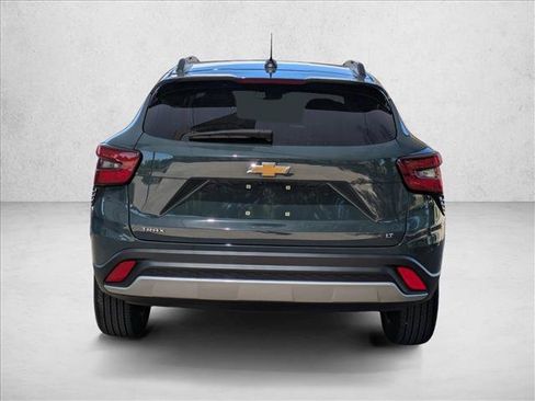 Used 2025 Chevrolet Trax LT FWD image 6