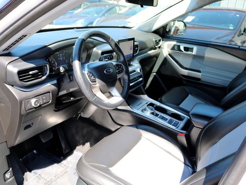 Used 2022 Ford Explorer XLT w/ Equipment Group 202A image 16