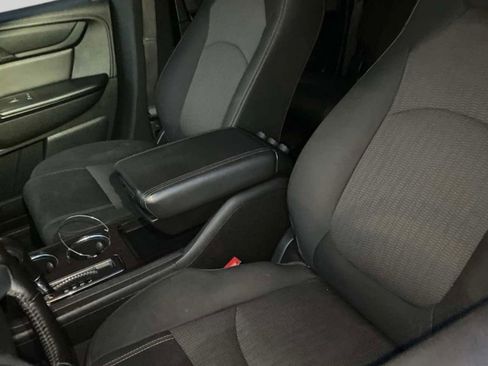 Used 2016 Chevrolet Traverse LT w/ Style and Technology Package image 2