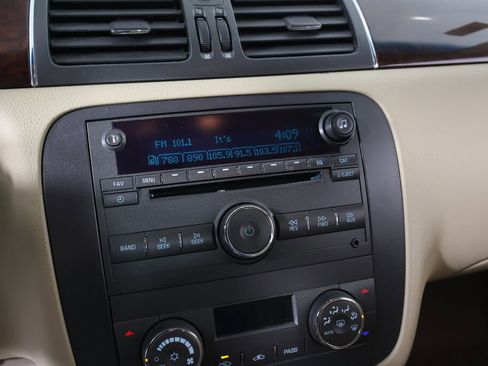 Used 2010 Buick Lucerne CXL image 36