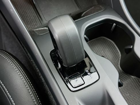 Used 2025 Volvo XC40 B5 Core image 25