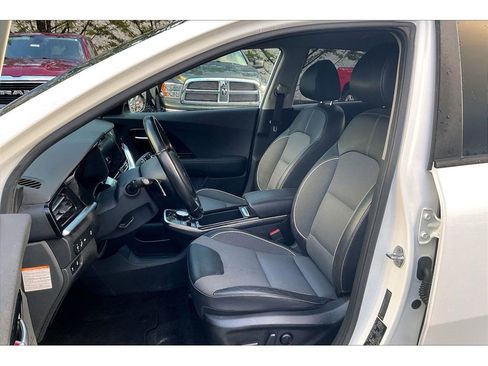 Used 2022 Kia Niro EX image 25